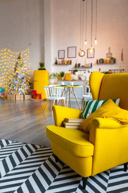 Design d'intérieur de luxe à la mode dans le style scandinave d'un studio avec un mobilier jaune vif et décoré de lumières