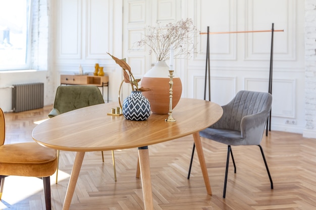 Design d'intérieur de luxe moderne et coûteux d'un salon spacieux avec des éléments en bois et des murs blancs. rempli de choses décoratives originales et insolites