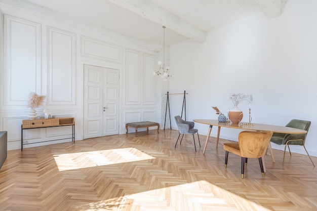 Design d'intérieur de luxe moderne et coûteux d'un salon spacieux avec des éléments en bois et des murs blancs. rempli de choses décoratives originales et insolites