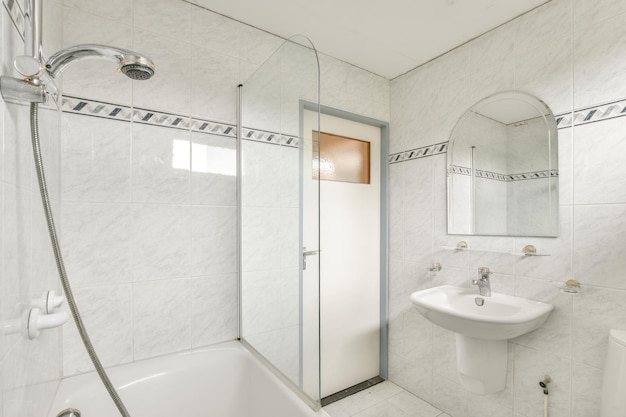 Design d'intérieur de luxe d'une salle de bain aux murs en marbre