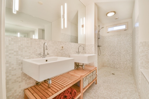 Design d'intérieur de luxe d'une salle de bain aux murs en marbre
