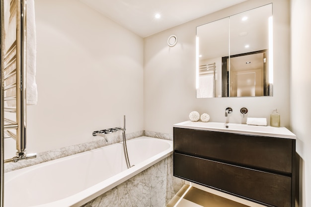 Design d'intérieur de luxe d'une salle de bain avec des murs en marbre