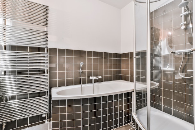 Design d'intérieur de luxe d'une salle de bain avec murs en marbre