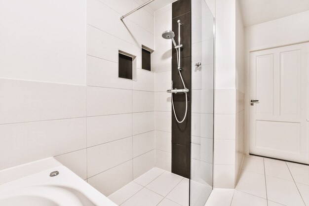 Design d'intérieur de luxe d'une salle de bain avec murs en marbre