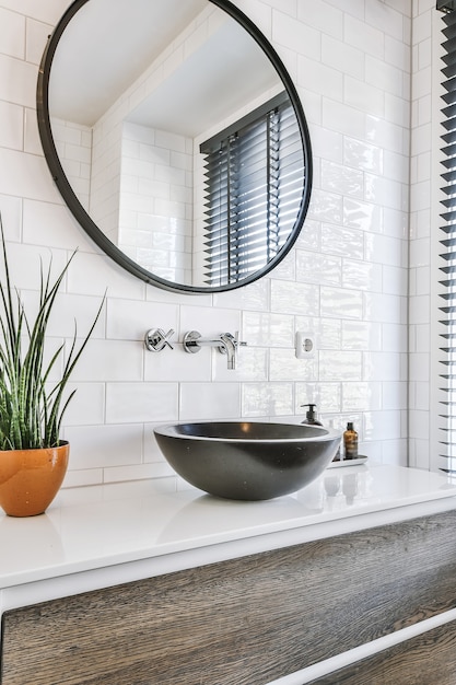 Design d'intérieur de luxe d'une salle de bain avec murs en marbre