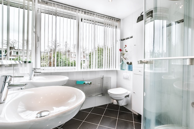 Design d'intérieur de luxe d'une salle de bain avec murs en marbre