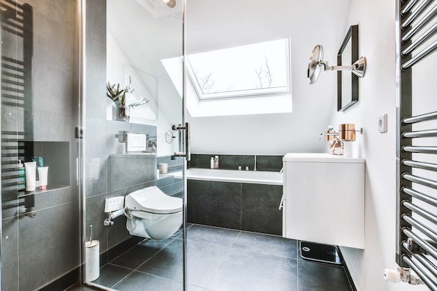 Design d'intérieur de luxe d'une salle de bain avec murs en marbre