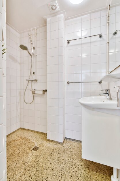 Design d'intérieur de luxe d'une salle de bain avec murs en marbre