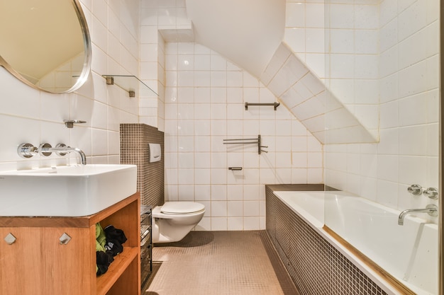 Design d'intérieur de luxe d'une salle de bain avec des murs en marbre