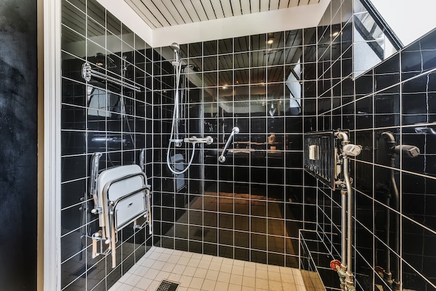 Design d'intérieur de luxe d'une salle de bain avec des murs en marbre