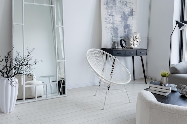 Design d'intérieur minimaliste moderne d'une chambre monochrome lumineuse et lumineuse avec des meubles en noir et blanc, des murs blancs et d'immenses fenêtres