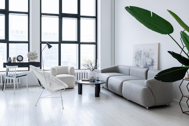 Design D'intérieur Minimaliste Moderne D'une Chambre Monochrome Lumineuse Et Lumineuse Avec Des Meubles En Noir Et Blanc, Des Murs Blancs Et D'immenses Fenêtres