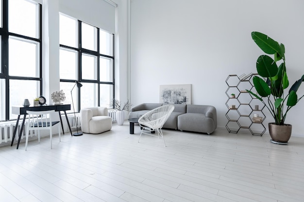 Design d'intérieur minimaliste moderne d'une chambre monochrome lumineuse et lumineuse avec des meubles en noir et blanc, des murs blancs et d'immenses fenêtres