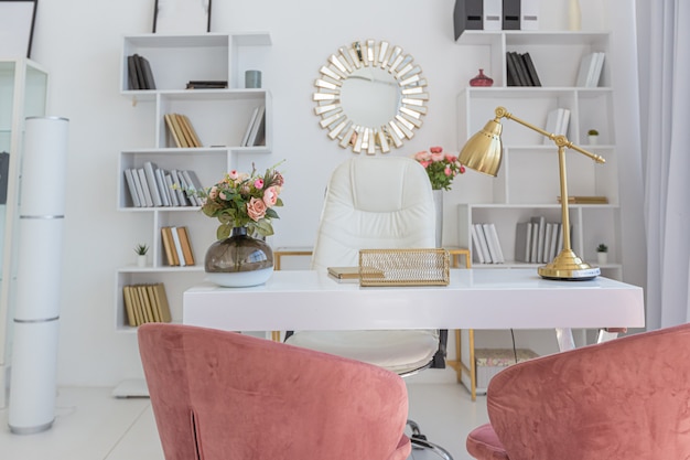 Photo design intérieur moderne de luxe confortable d'un studio dans des couleurs extra blanches avec des meubles coûteux à la mode dans un style minimaliste.