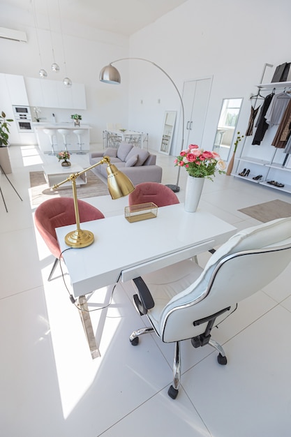 Photo design intérieur moderne de luxe confortable d'un studio dans des couleurs extra blanches avec des meubles coûteux à la mode dans un style minimaliste.