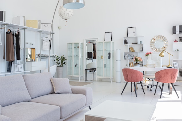 design d'intérieur moderne de luxe d'un studio blanc dans un style minimaliste.