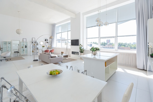 design d'intérieur moderne de luxe d'un studio blanc dans un style minimaliste.