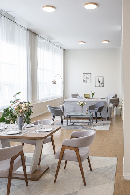 Design d'intérieur moderne minimaliste immense appartement lumineux avec un plan ouvert de style scandinave dans des couleurs bleu blanc et bleu foncé avec des colonnes au centre comprend un coin cuisine bureau et salon