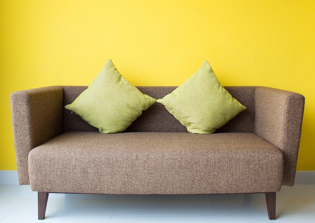 Design d&#39;intérieur par un canapé marron et oreiller vert dans le salon