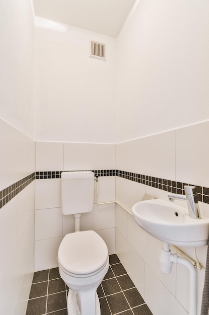 Design d'intérieur de salle de bain moderne et simple