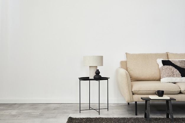 Design d'intérieur de salon minimaliste avec canapé beige, table d'appoint créative et accessoires de maison modernes. Fond d'écran. Espace de copie. Modèle.