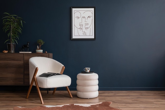 Design d'intérieur de salon moderne et élégant avec fauteuil moelleux, pouf, commode en bois, cadre d'affiche maquette et accessoires de maison modernes. Mur bleu. Modèle. Copiez l'espace.