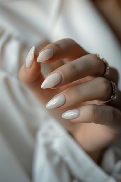 Design de manucure blanche minimaliste Art des ongles propre et élégant Parfait pour des looks modernes et élégants
