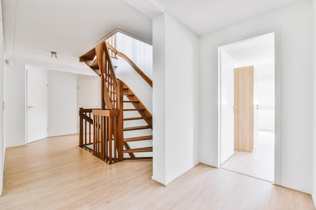 Design mignon d'une pièce avec un escalier en bois marron