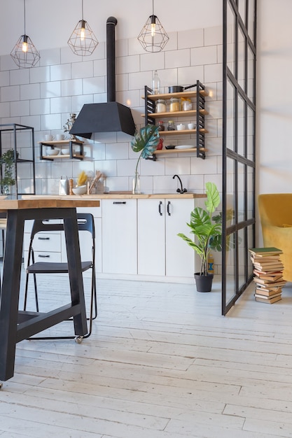 Design moderne de luxe d'un petit studio confortable de style scandinave