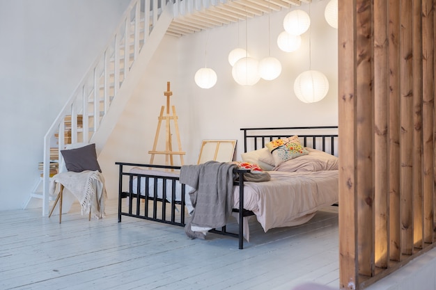 Design moderne de luxe d'un petit studio confortable de style scandinave