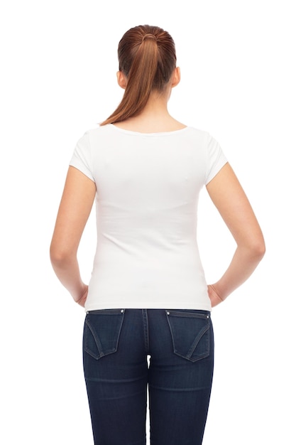 design de t-shirt et concept de personnes - jeune femme en t-shirt blanc vierge de dos