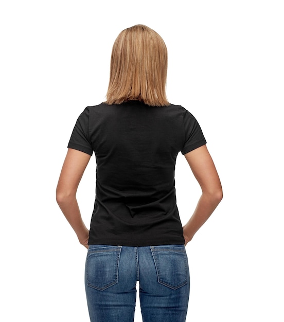 design de t-shirt, publicité et concept de personnes - femme souriante en t-shirt noir vierge