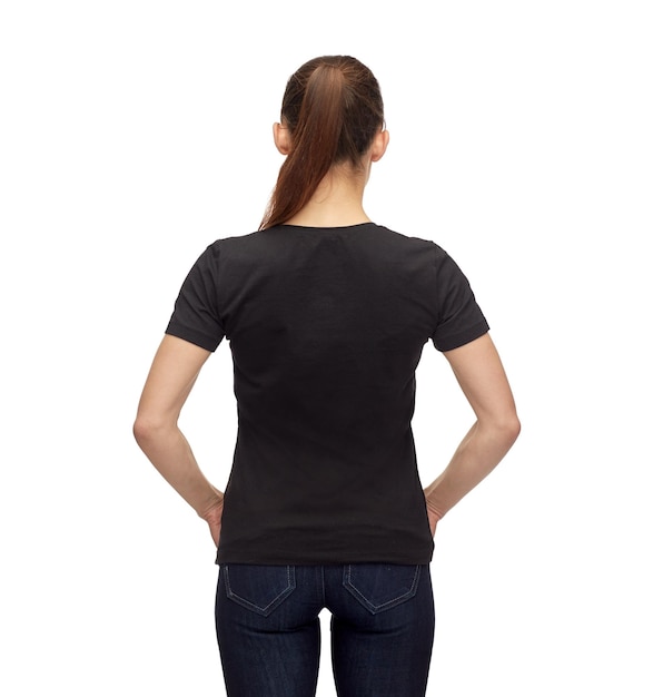 design de t-shirt, publicité et concept de personnes - femme souriante en t-shirt noir vierge