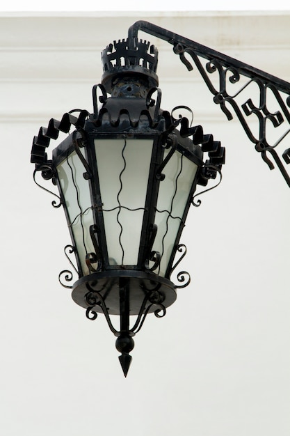 Design vintage d&#39;un lampadaire urbain dans une ville.