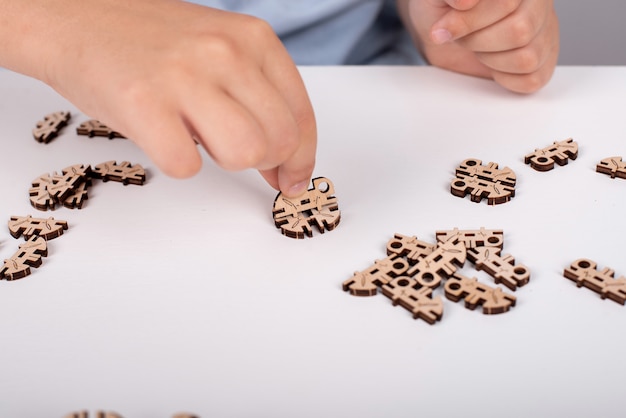 Designer en bois entre les mains des enfants