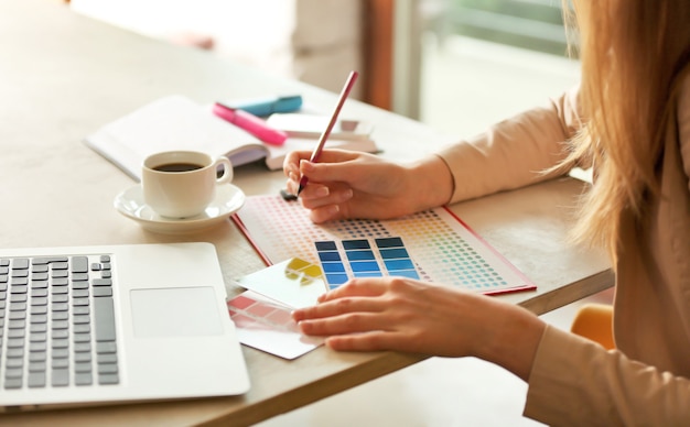 Designer créatif travaillant au bureau