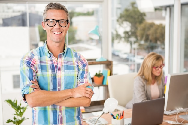 Designer décontracté souriant devant son collègue de travail