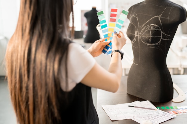 Designer femme asiatique travaillant dans l'Atelier