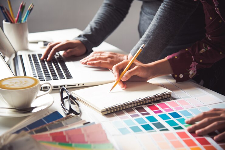 Photo designer graphique créatif, créativité femme travaillant sur ordinateur portable et conception de style d'idées de couleur à colorier