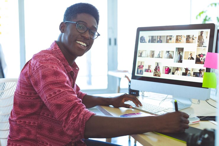 Photo designer graphique travaillant sur une tablette graphique à son bureau au bureau