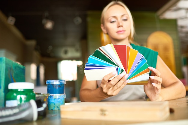 Photo designer d'intérieur choisissant la palette de couleurs