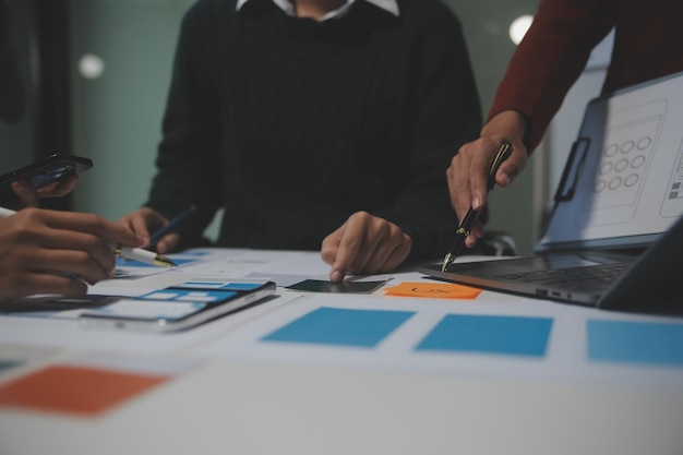 Designer d'intérieur professionnel sur le lieu de travail en gros plan de bureau