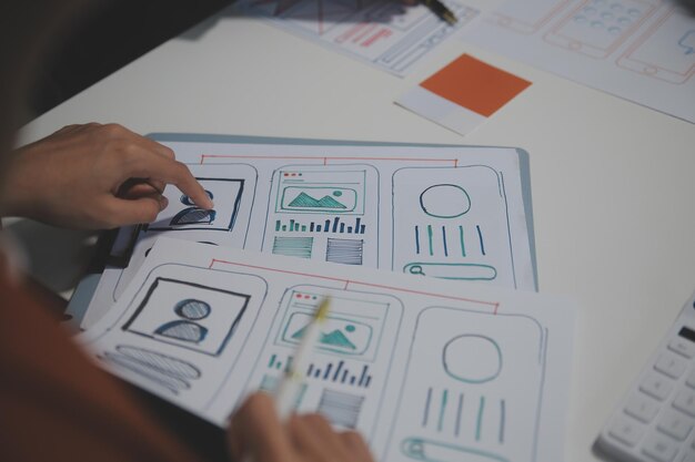 Designer d'intérieur professionnel sur le lieu de travail en gros plan de bureau