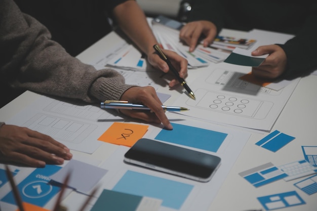 Designer d'intérieur professionnel sur le lieu de travail en gros plan de bureau