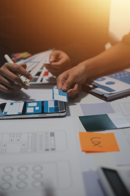 Designer d'intérieur professionnel sur le lieu de travail en gros plan de bureau
