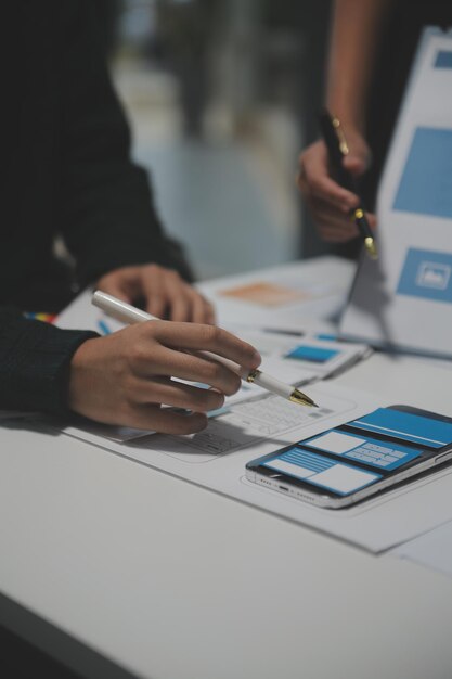 Designer d'intérieur professionnel sur le lieu de travail en gros plan de bureau
