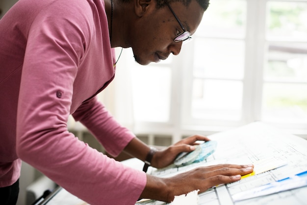 Designer travaillant au bureau