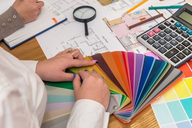 Designer travaillant avec une palette de couleurs au bureau