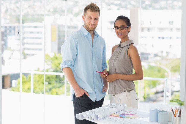 Les designers d&#39;intérieur souriant à la caméra