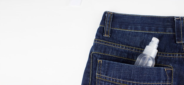 Désinfectant antiseptique dans la poche de votre pantalon. Désinfectant portable dans la poche.